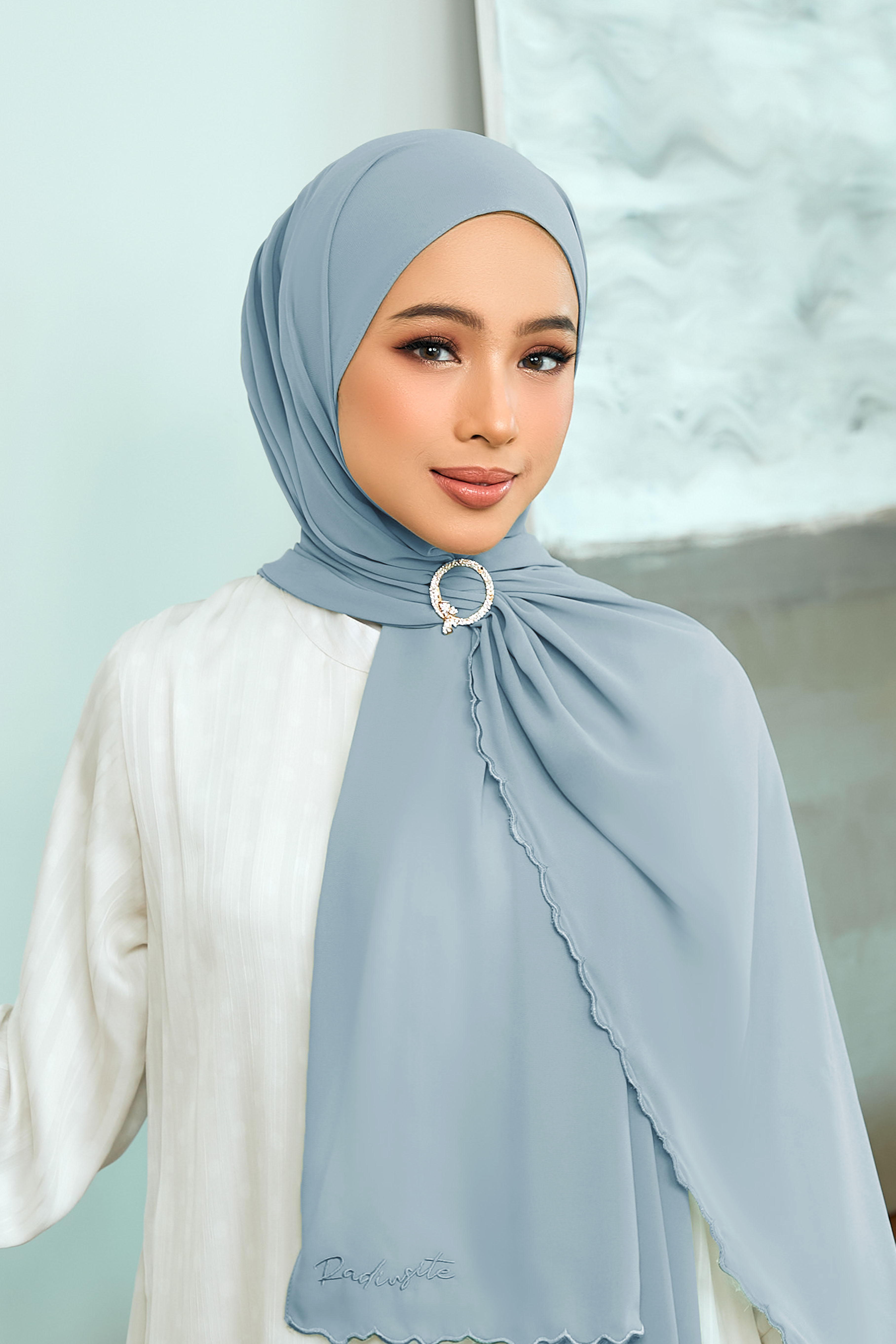 Baesic Sulam Teratai Shawl in Black